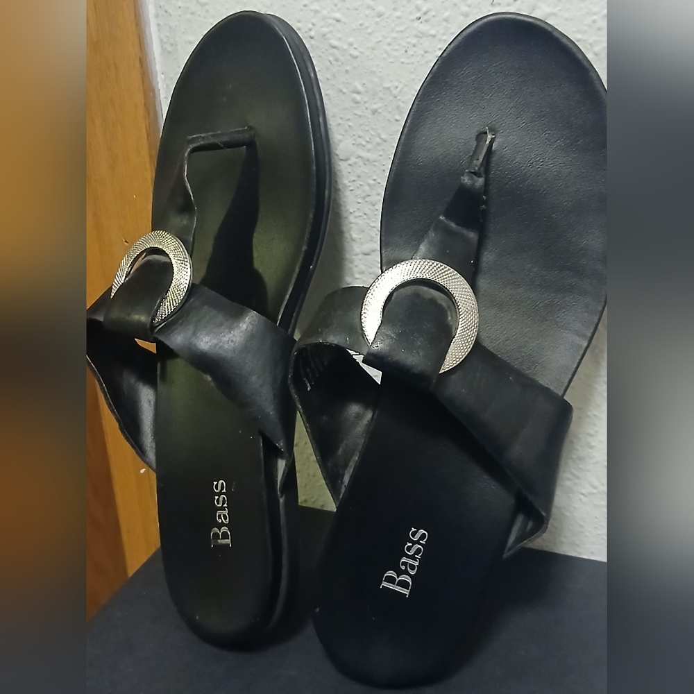 Bass Cynthia Black Thong Sandals Silver Buckle 8M